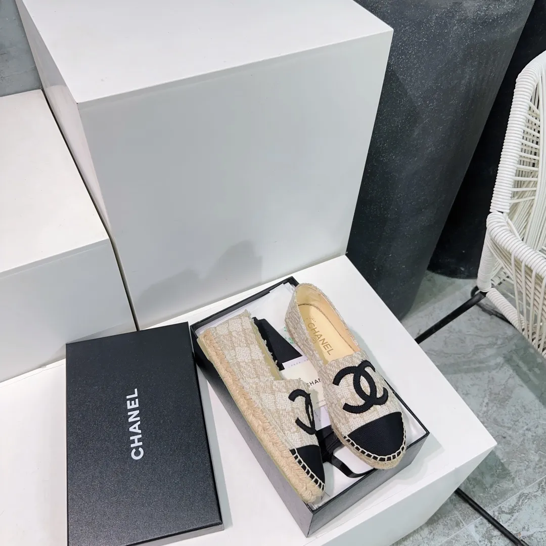 👟👟Ex-factory price 400👟👟 🌹🌹Top version🌹🌹 🌈🌈CHANEL🌟🌟Chanel's new hemp rope sole fisherman's shoes. 🔥🔥The upper is made of imported printed cloth, the inner pad is silk sheepskin, super soft sheep feet, and the original rubber-injected translucent rubber original color espadrille sole. 🐎Size: 35-40 (34, 41, 42 can be customized, non-refundable)